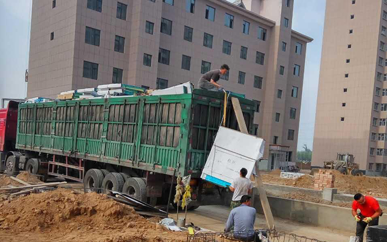 忻州市中海建嘉苑二區(qū)項(xiàng)目部工地防火門(mén)卸車(chē)作業(yè)圖片 忻州市中海建嘉苑二區(qū)項(xiàng)目部工地防火門(mén)卸車(chē)作業(yè)圖片